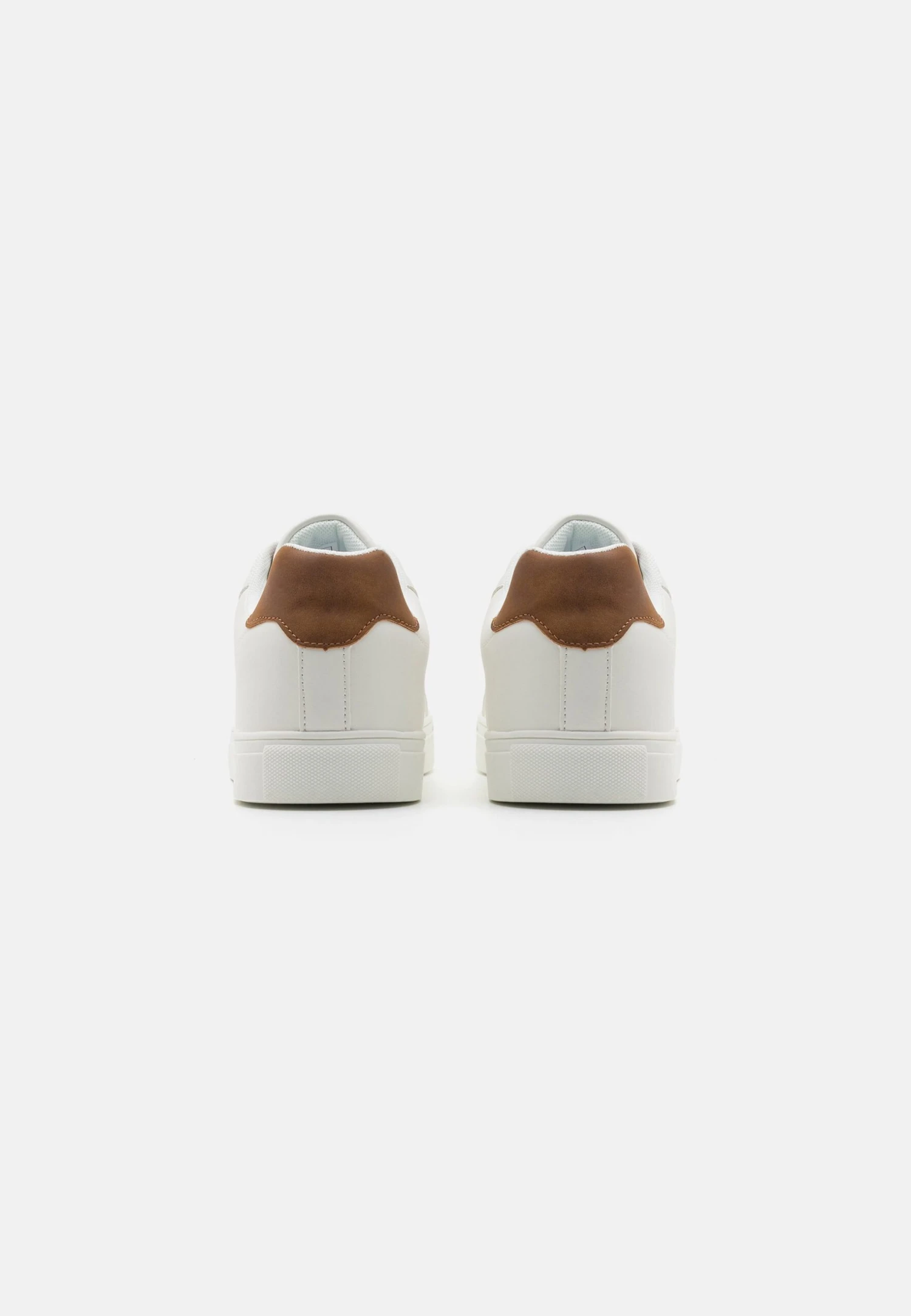 Sneakers Laag - White Pier One Sneakers Laag - White -Pier One Mannenmode Winkel 0d68a4c32b96494b83f0888dc073cae5 scaled
