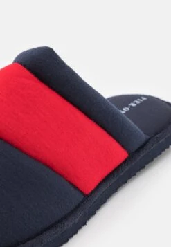 Pier One Unisex - Pantoffels - Dark Blue/Red 7 Pier One Unisex - Pantoffels - Dark Blue/Red -Pier One Mannenmode Winkel 3873ff5ffc164a00938853720f513c10