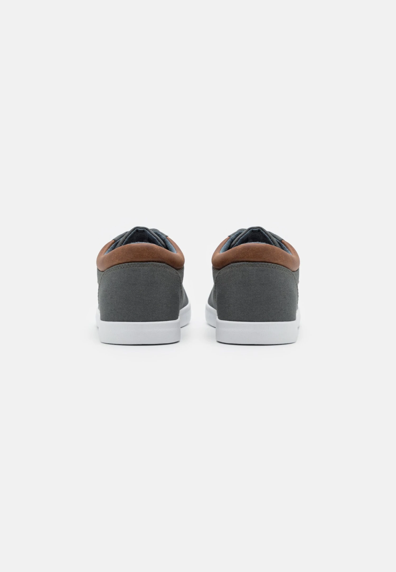 Unisex - Sneakers Laag - Grey Pier One Unisex - Sneakers Laag - Grey -Pier One Mannenmode Winkel 4b65cf34cf5e47c0a6efdc07f3d8fa53 scaled