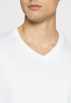 Pier One V Neck Bird Tonal 3 Pack - T-Shirt Basic - White/Dark Green/Black 8 Pier One V Neck Bird Tonal 3 Pack - T-Shirt Basic - White/Dark Green/Black -Pier One Mannenmode Winkel 6444200bd8f344c784d9b07b508a7cc2