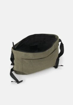Pier One Schoudertas - Olive 4 Pier One Schoudertas - Olive -Pier One Mannenmode Winkel 6b5d13b45faa494386afbc4720d86dad