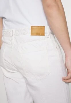 Pier One Colored Twill White Denim - Jeansshort - White Denim -Pier One Mannenmode Winkel a636a2d6a4a8465daf4783bb72a28209