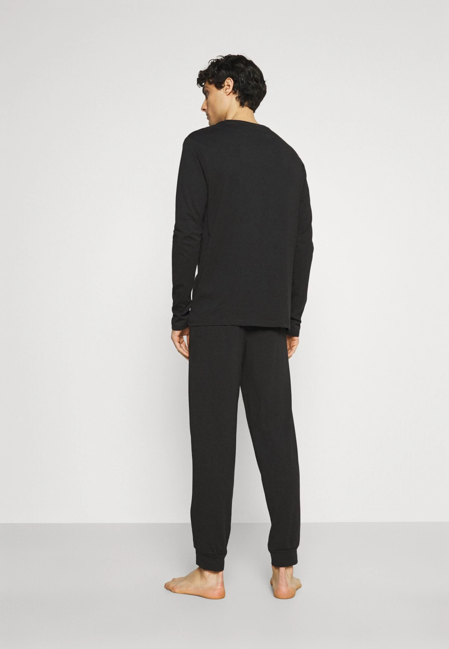 Pyjama - Black Pier One Pyjama - Black -Pier One Mannenmode Winkel b9b8fb88b64649ea840444d93817e424 scaled