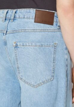 Pier One Distress On Knees - Relaxed Fit Jeans - Light Blue Denim -Pier One Mannenmode Winkel ef0878bf5af4400aa54a42825fa794da