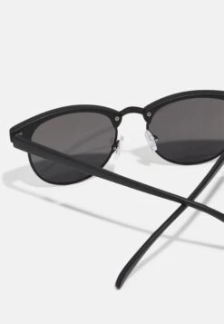 Pier One Unisex - Zonnebril -Black 4 Pier One Unisex - Zonnebril -Black -Pier One Mannenmode Winkel f41786acb4f54644b6e1caf49d70a762